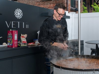 The paella pan steaming in front of the VETTii wall